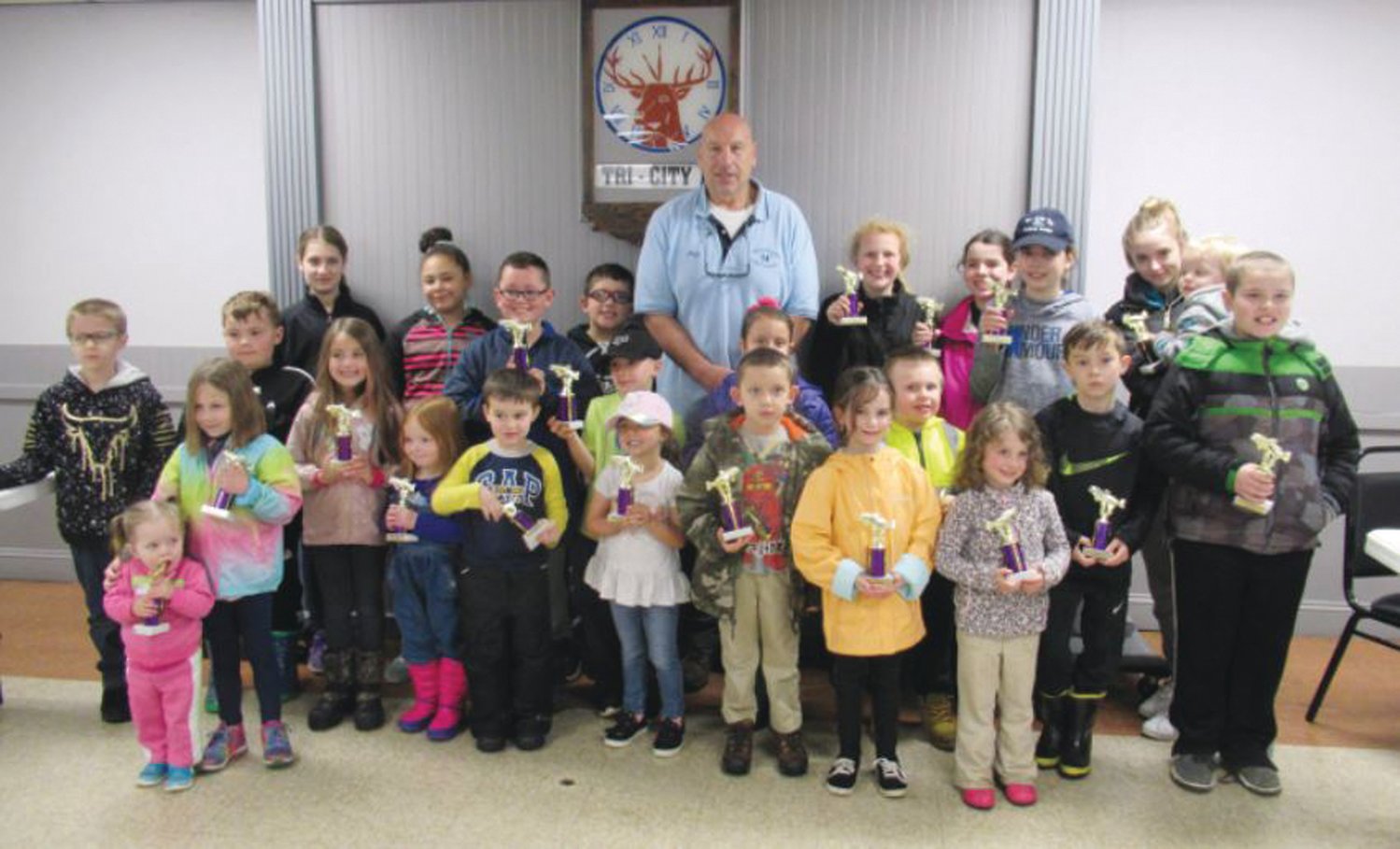 GRIFF’S GANG: Griff Williams (center back) is pictured with many of the children who cast their lines into Golden Pond during the Tri-City Elks 11th Annual Kids Trout Derby in 2019. (Sun Rise photos by Pete Fontaine)